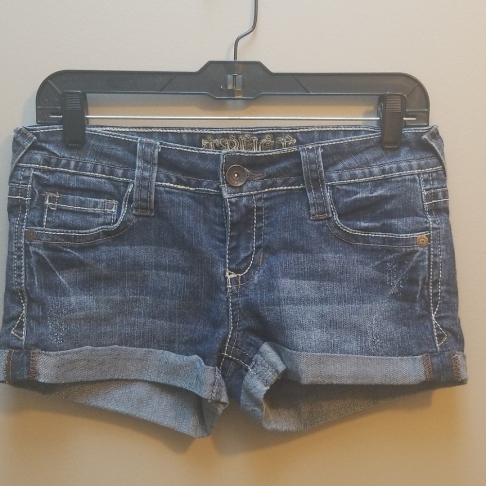 TRUCE cuffed jean shorts. Size 7